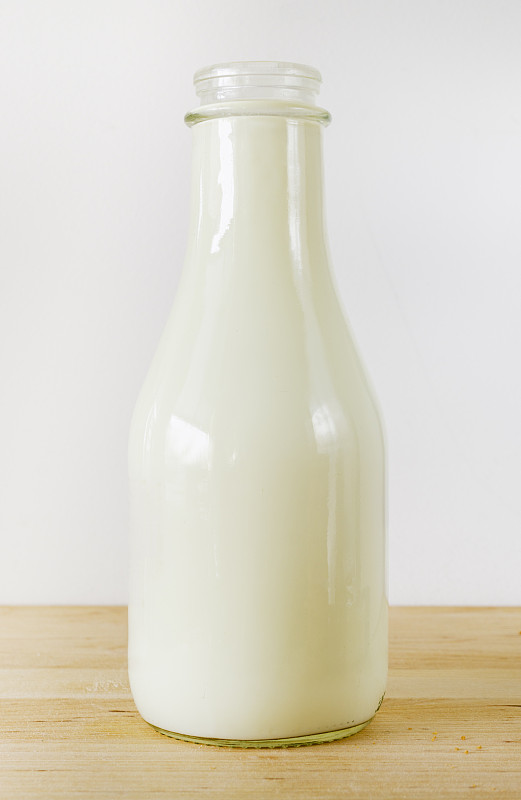 一瓶牛奶，在摄影棚拍摄图片下载