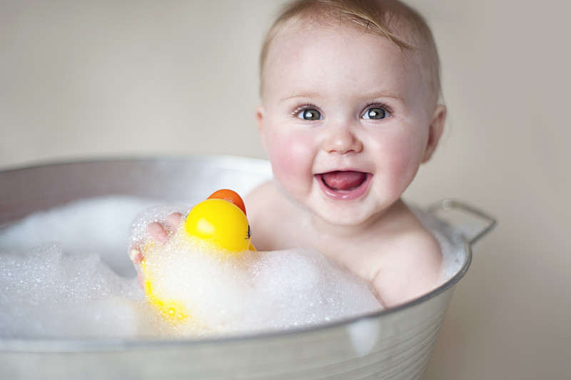 宝宝和鸭子一起泡澡图片下载