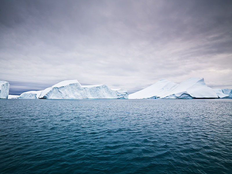 北极冰山在伊卢利萨特冰峡湾北极海景图片下载