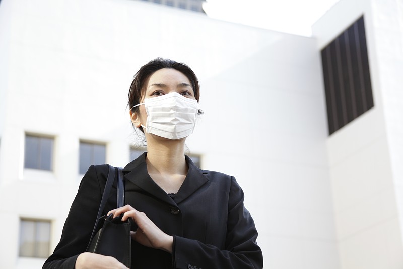 戴面具的日本职场女性图片下载