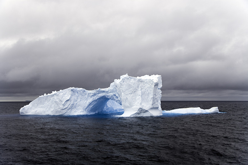 南极洲天然拱门冰山图片下载