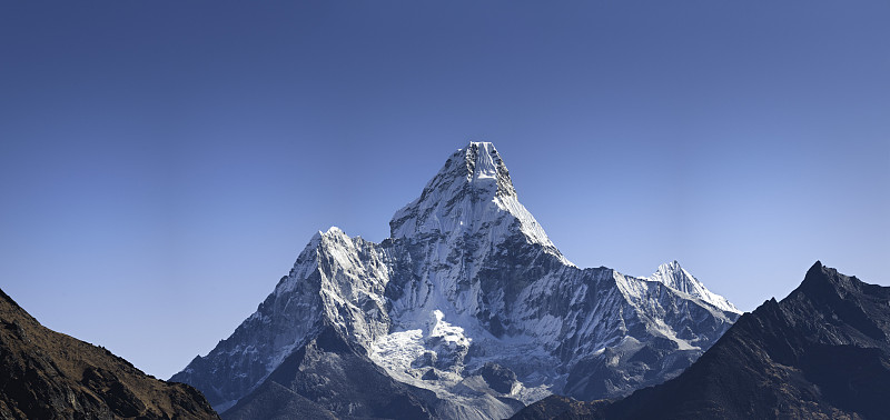 完美的白色山峰,引人注目的雪峰,全景喜马拉雅山尼泊尔图片下载