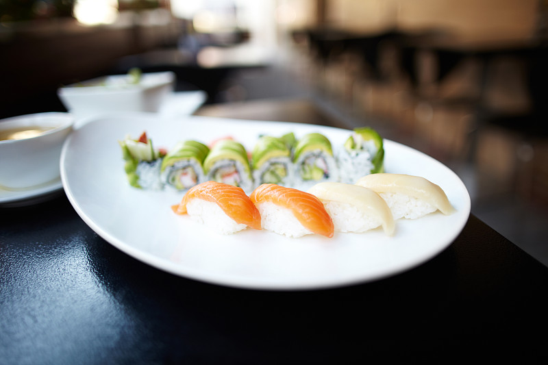 寿司卷和生鱼片图片下载