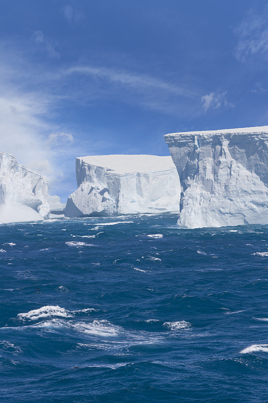 南极洲巨型冰山漂浮图片下载