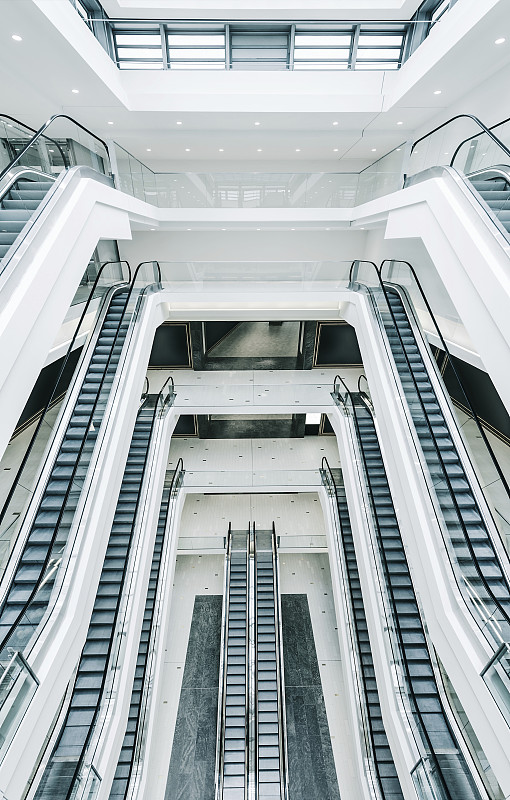 现代购物中心的自动扶梯图片下载