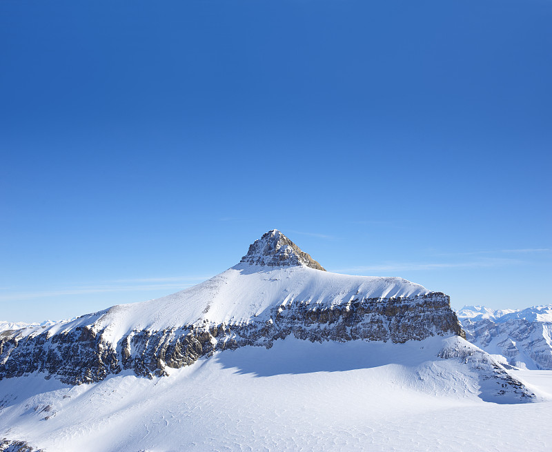 白雪覆盖的山与蓝天。图片下载