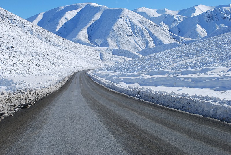 新西兰，高山公路雪景图片下载