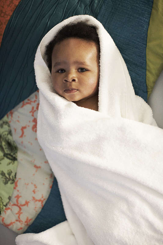 用毛巾裹着的非裔美国婴儿图片下载