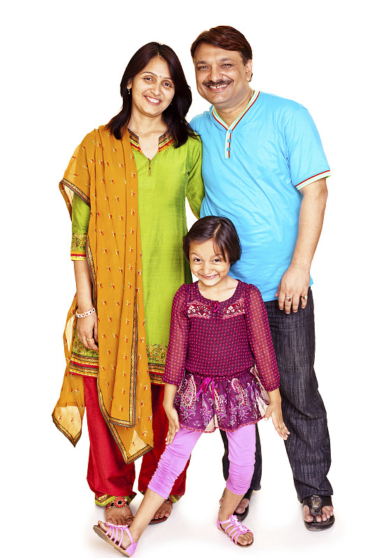 快乐的印度家庭的孤立垂直肖像图片下载
