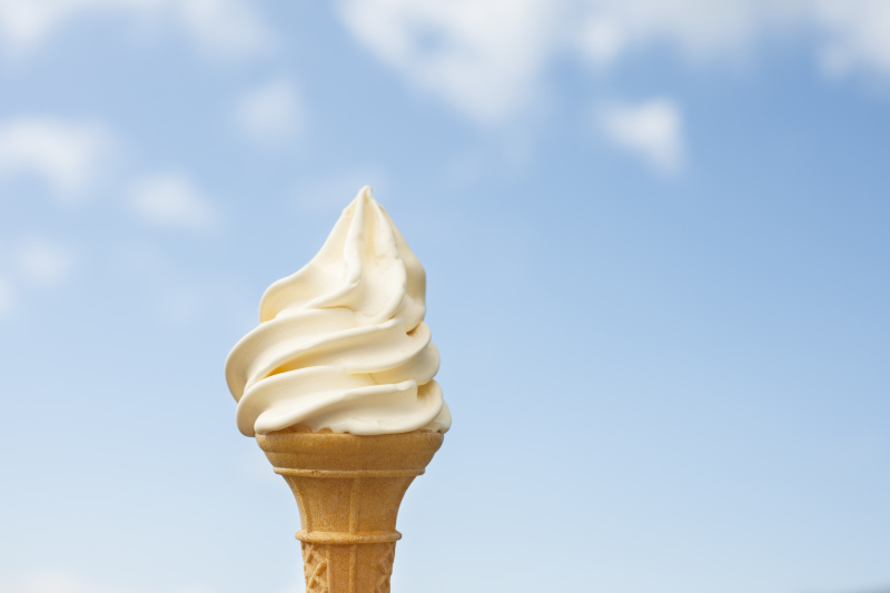 蓝天映衬下的冰淇淋图片素材