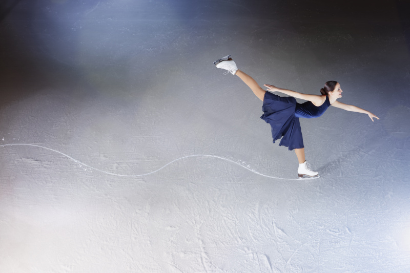 溜冰者在冰上做边，显示路径。图片下载