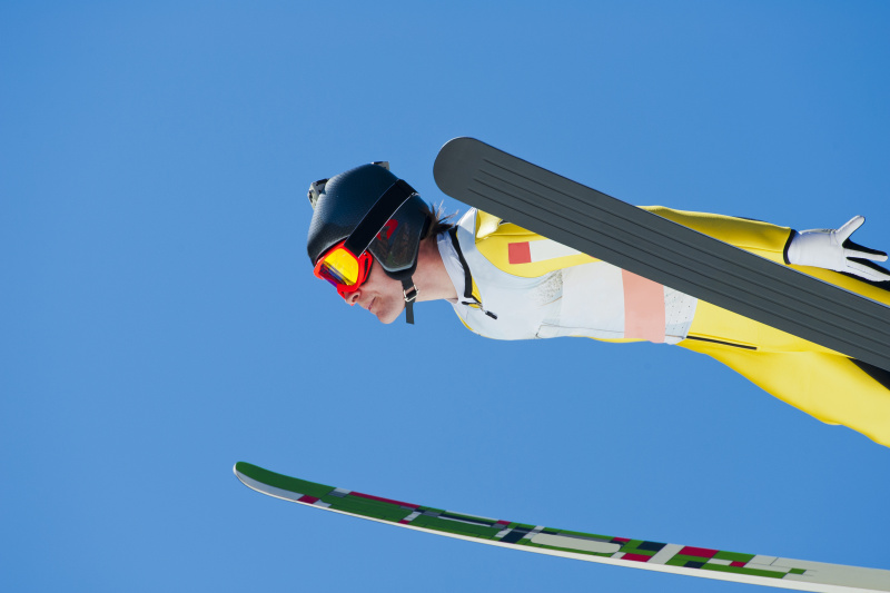 半空中跳台滑雪的肖像配备了照相机图片下载