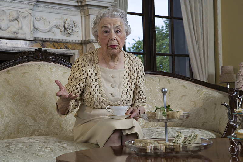 老女人喝茶，打手势，写生图片下载