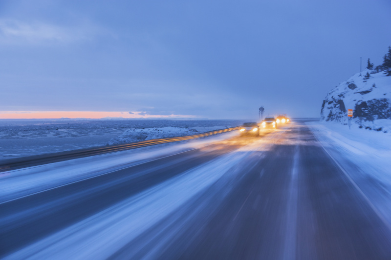 交通驾驶在苏厄德高速公路在一个暴风雪在黄昏在白鲸点图片素材