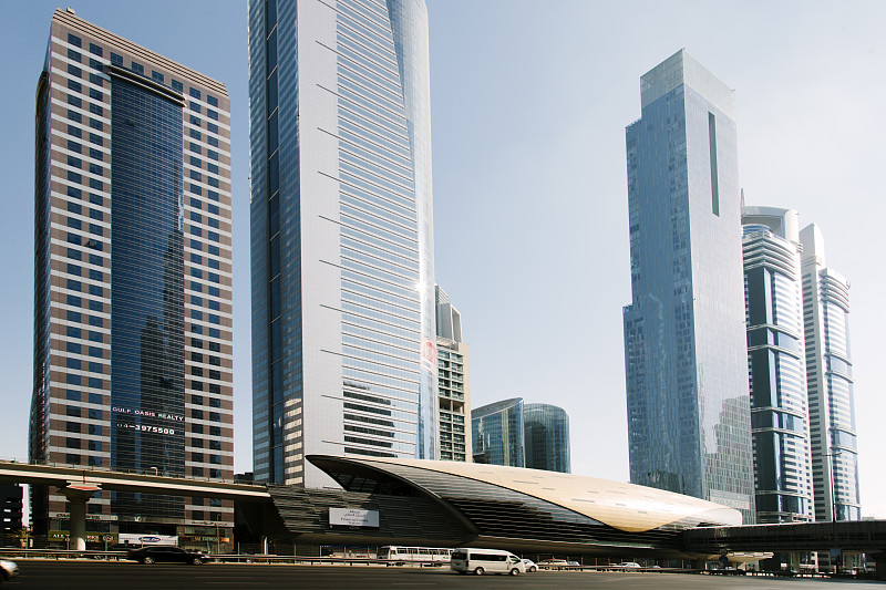 迪拜的现代摩天大楼，城市景观，地铁站外观，清澈，蓝天图片下载
