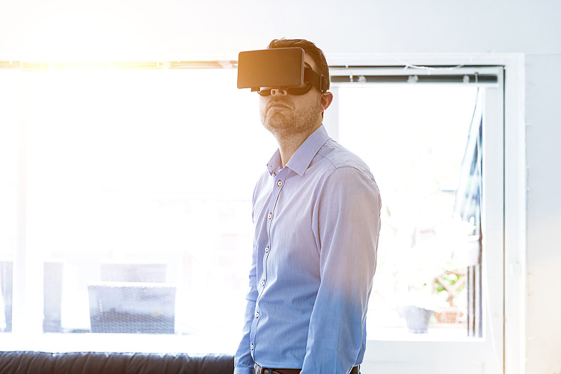 VR眼镜给人身临其境的虚拟体验图片下载