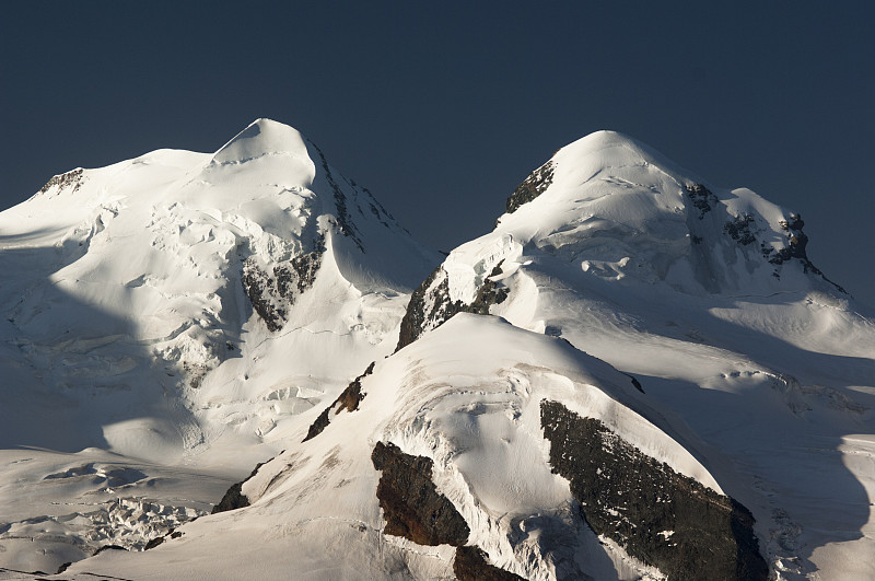 Castor和polx，瑞士的高山山峰。图片下载