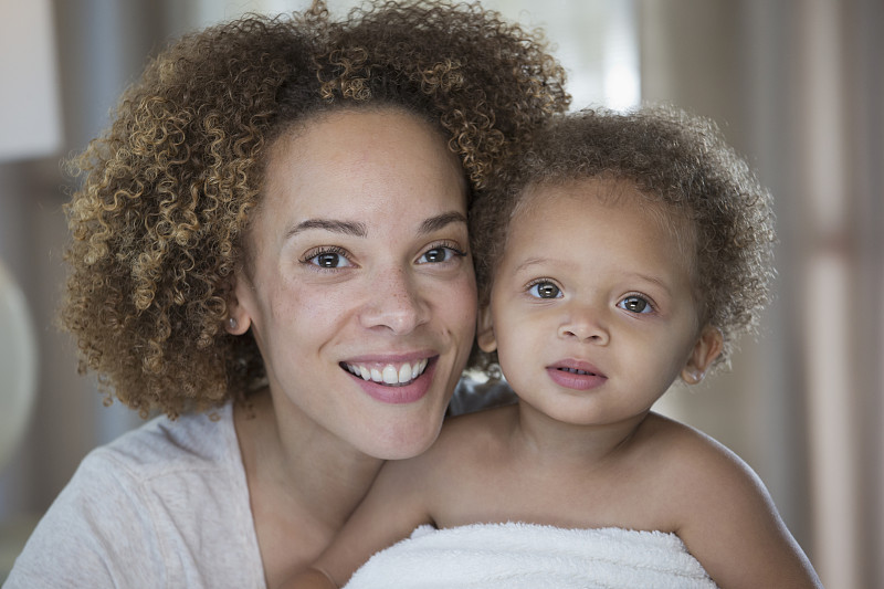 黑人母亲和女儿在一起微笑图片素材