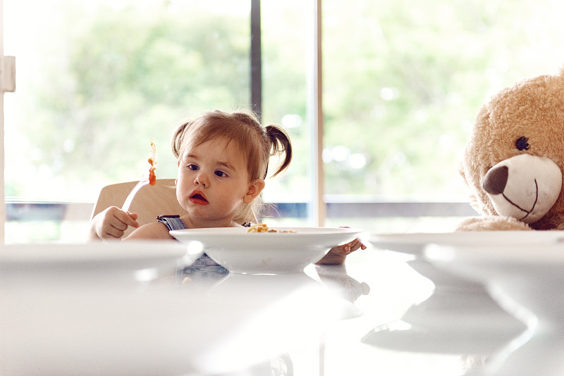 小女孩2岁的小女孩在吃面条图片下载