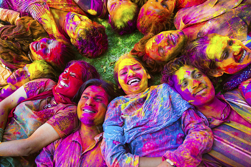 印度朋友庆祝胡里节图片下载