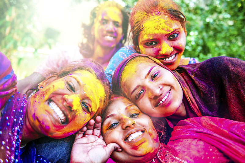 印度朋友庆祝胡里节图片下载