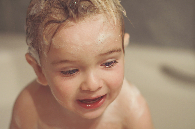 洗澡时的金发小男孩图片下载