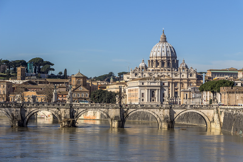 意大利，罗马，从圣天使桥看圣彼得大教堂图片下载