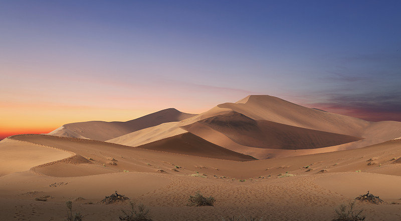 日出时沙漠中的沙丘图片下载