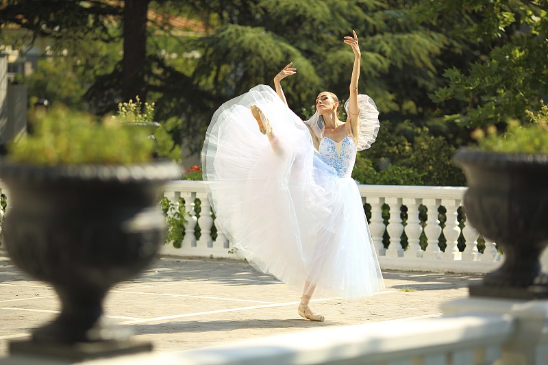 芭蕾舞演员在公园的露台上跳舞图片下载