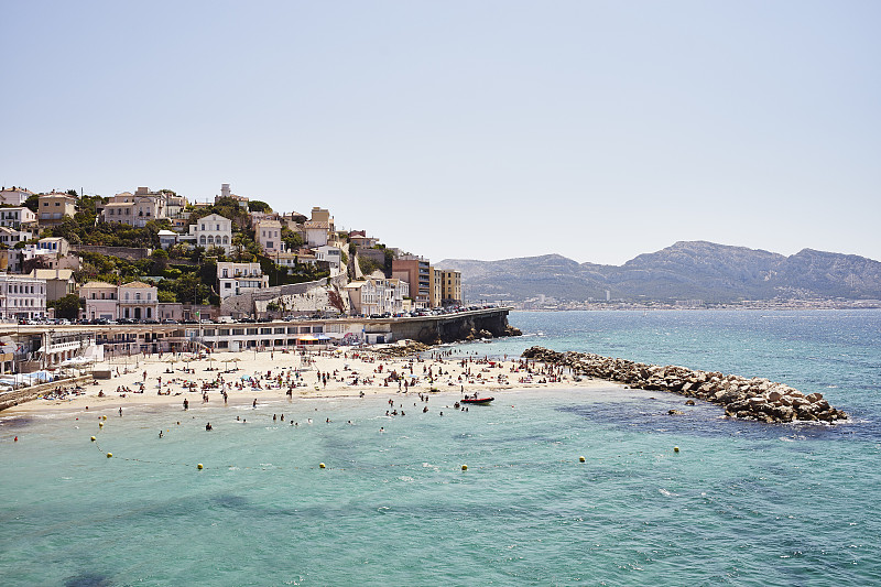 法国马赛海岸上度假者的人群图片下载