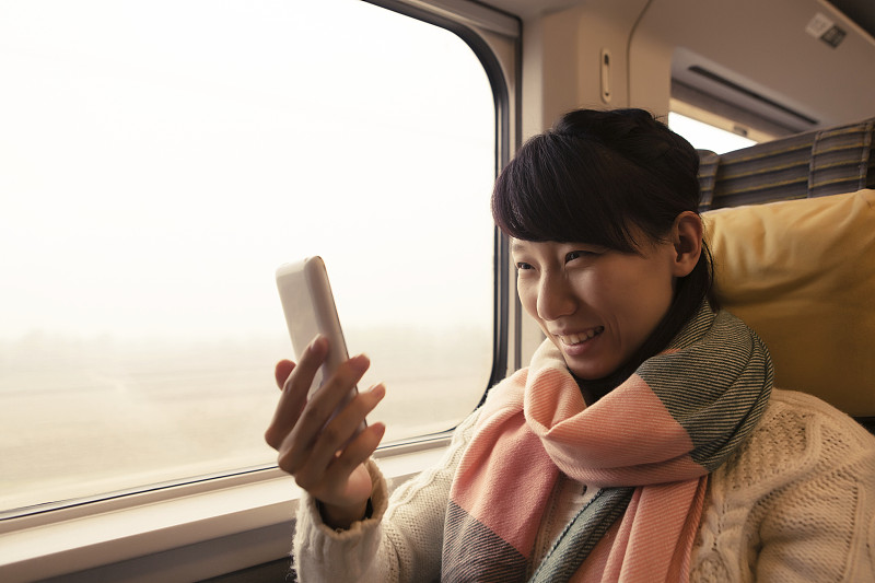 年轻的亚洲妇女乘火车旅行图片下载