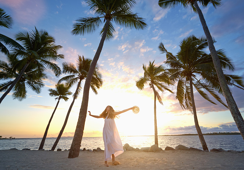 在热带海滩上放松的女人图片下载