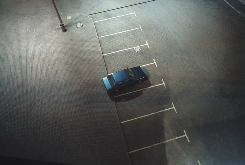一辆孤零零的车停在一个空的停车场图片下载