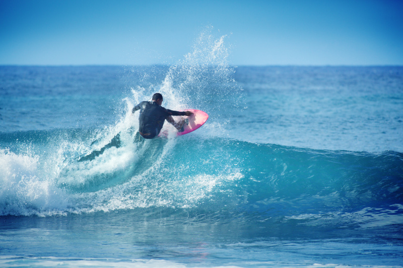 夏威夷冲浪者在考艾岛冲浪图片下载