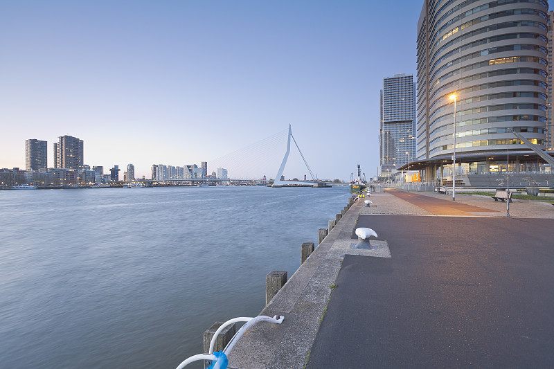 荷兰，荷兰县，鹿特丹，世界港口中心由诺曼福斯特在前面的威廉敏皮尔图片下载