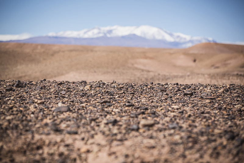 沙砾场和遥远的沙漠的表面水平视图图片下载