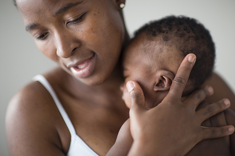 黑人母亲安慰婴儿的特写图片下载