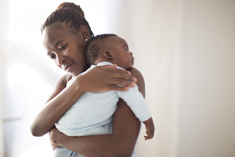 黑人母亲抱着熟睡的婴儿图片下载