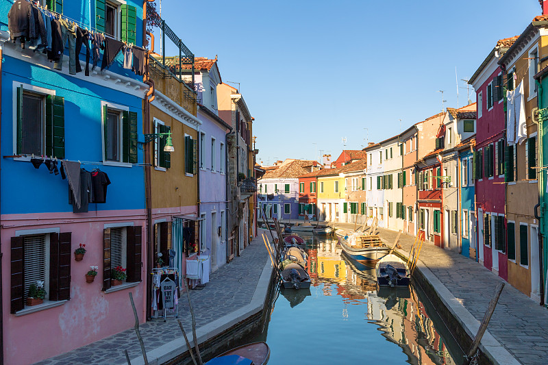 威尼斯布拉诺岛上五颜六色的房子图片下载