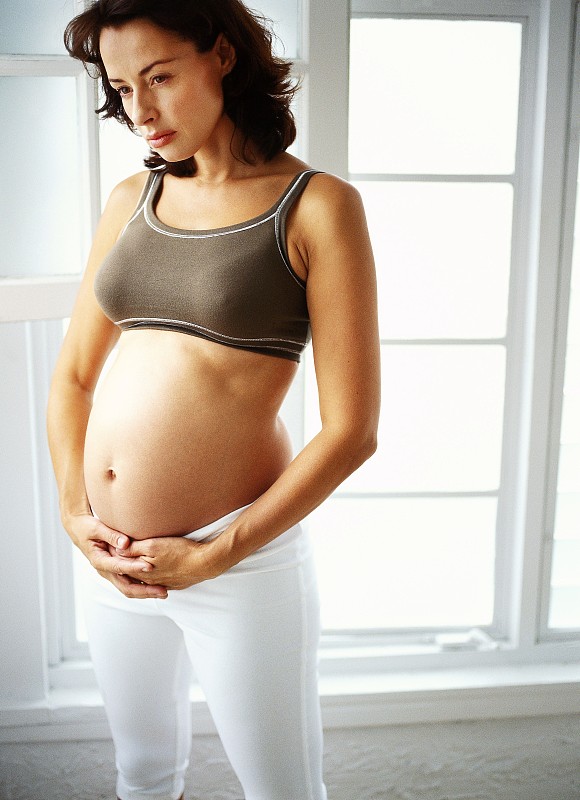 一个孕妇抱着她的肚子图片下载
