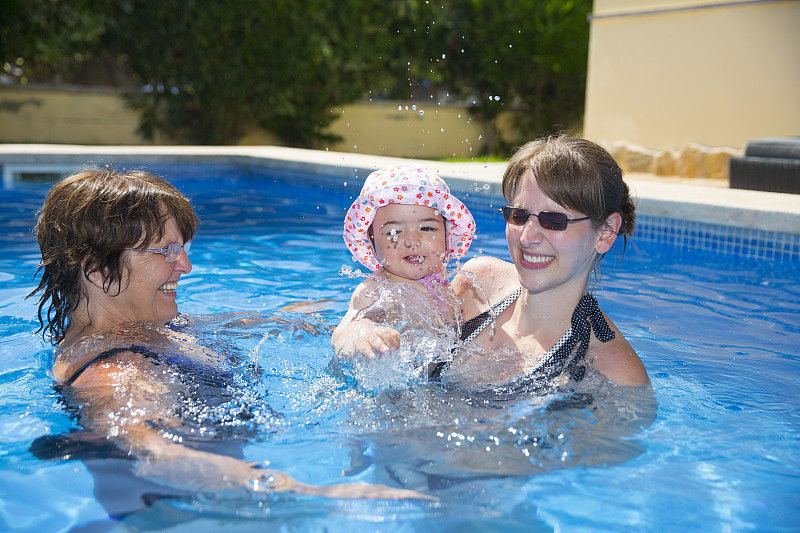 西班牙，马略卡岛，小女孩和妈妈奶奶在泳池里图片下载