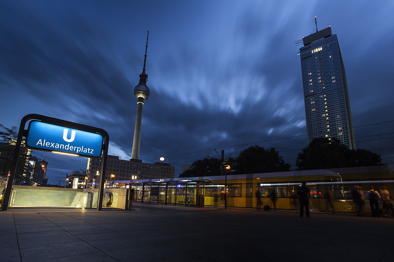 德国，柏林，亚历山大广场电视塔前的地铁站和有轨电车图片下载