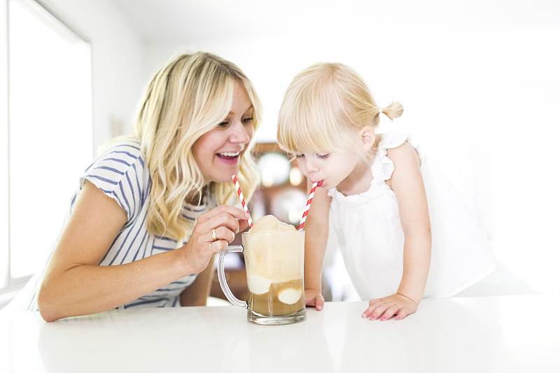 妈妈和女儿一起喝奶昔(2-3)图片下载
