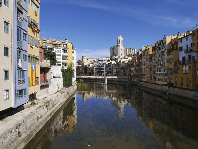 西班牙，赫罗纳，奥尼亚尔河与圣玛丽亚德赫罗纳大教堂的背景图片下载