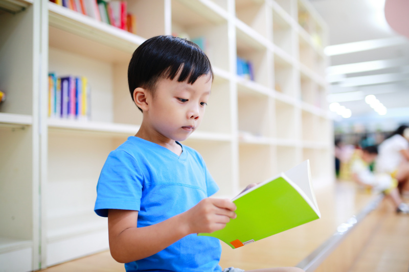 可爱的亚洲儿童在图书馆图片素材