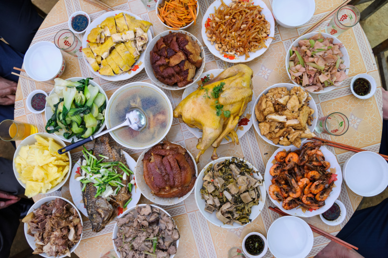 俯瞰餐桌上典型的中国盛宴。图片下载