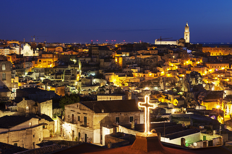 意大利，巴利卡塔，马泰拉，马泰拉的萨西，夜间照亮城市建筑图片素材