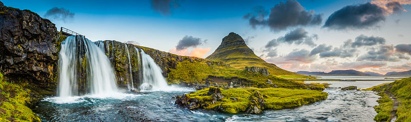 岩石山峰下的瀑布在日出的冰岛Kirkjufell全景图片下载