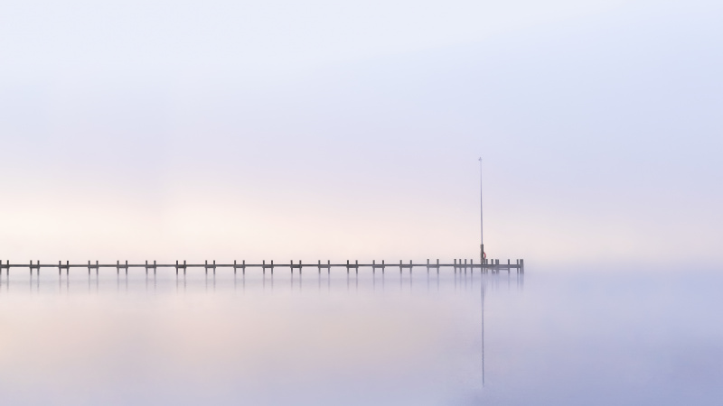 斯塔恩伯格湖，黎明时分的木码头图片下载