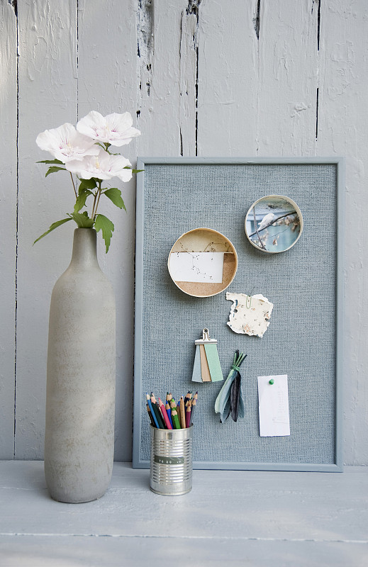 心情板与照片，彩色铅笔，木槿花，花瓶摄影图片下载
